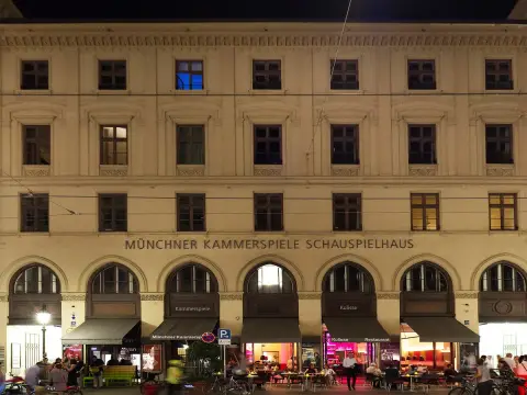 Kammerspiele München: Sollen sie doch Kuchen essen!